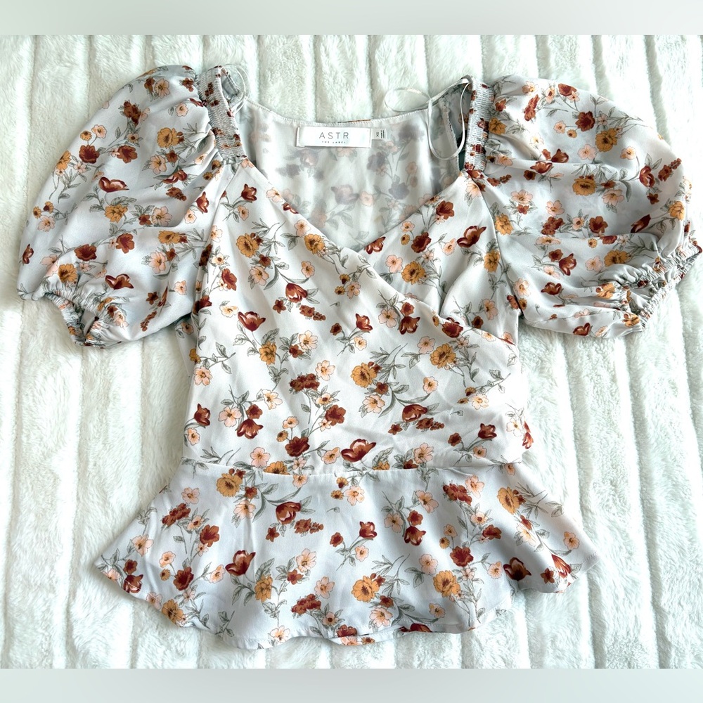 ASTR Ivory Floral Peplum Top Sz XS Princess Sleeve Y2K Coquette Regal